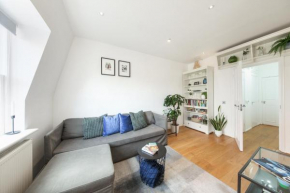 Chic 2BR Loft-Style Apartment in Queensway